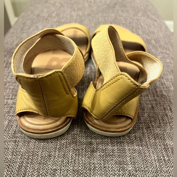 Sorel Ella II Sandals
Size 6 - Picture 3 of 4